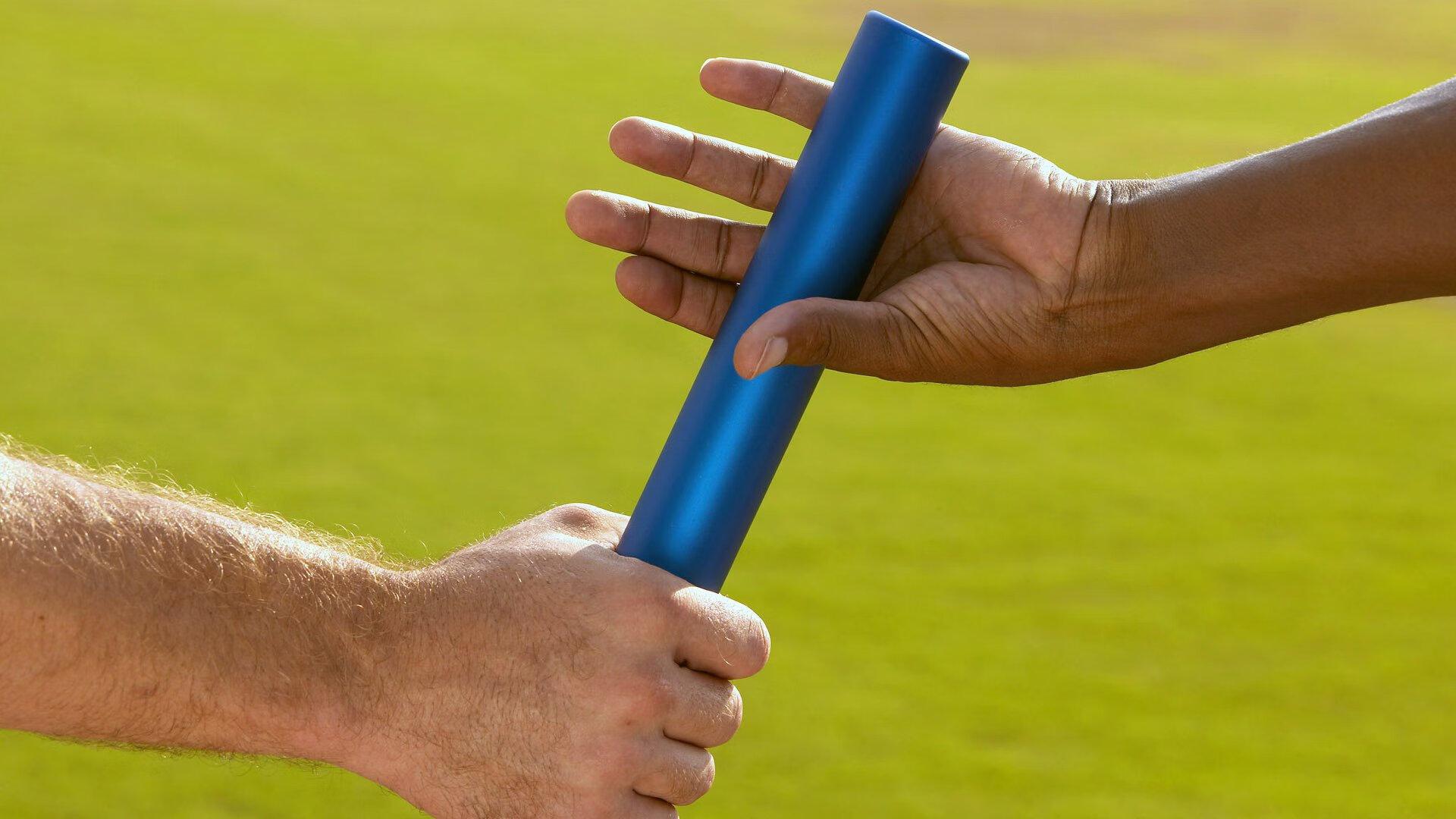 坐出租车上班怎么了，一样跟球迷打招呼！